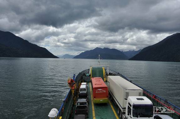Travessia de balsa do Fiordo Largo, quase chegando ao início da Carretera Austral, no sul do Chile